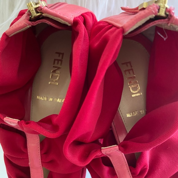 Beautiful Fendi platform fuchsia heels - Picture 6 of 6